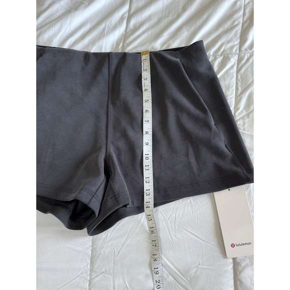 New Lululemon Softstreme Kick Flare Mid Rise Short 4" Size 14 Black Soft NWT - Picture 2 of 10